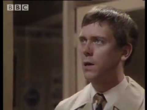 Funny Hugh Laurie & Stephen Fry comedy sketch! ‘Your name, sir?